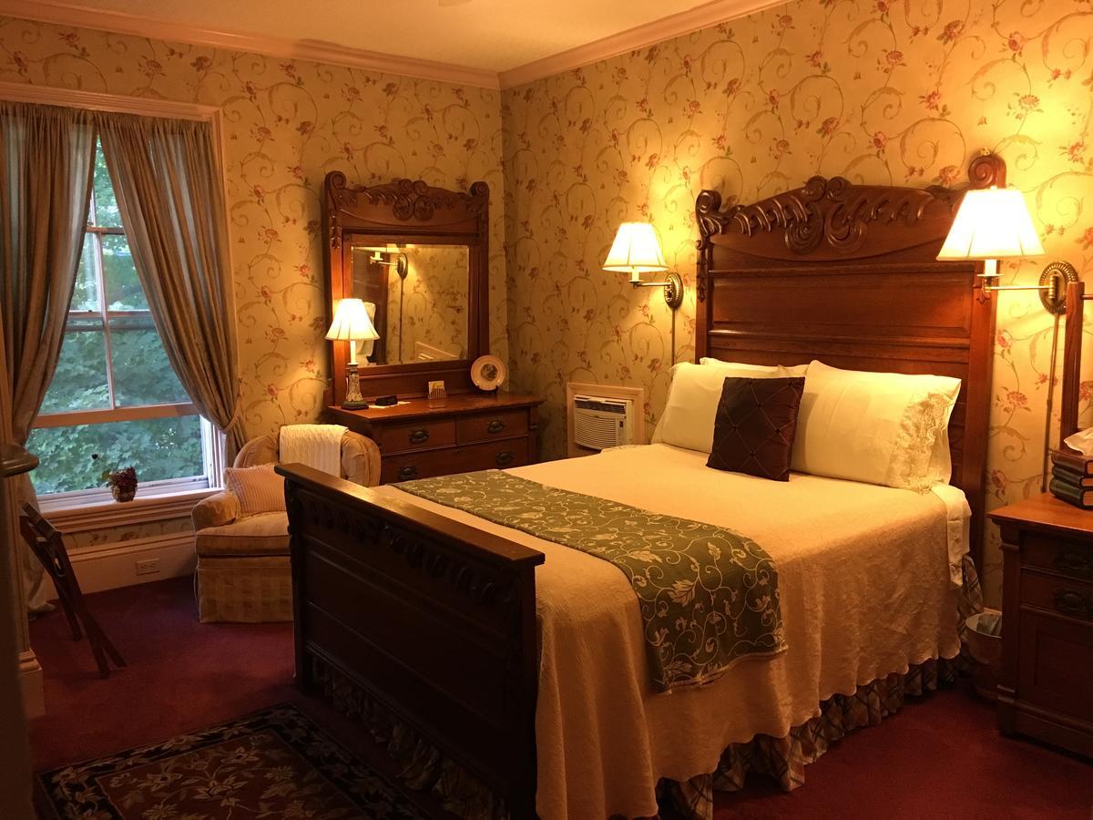 Bed and Breakfast 1868 Crosby House Brattleboro Esterno foto