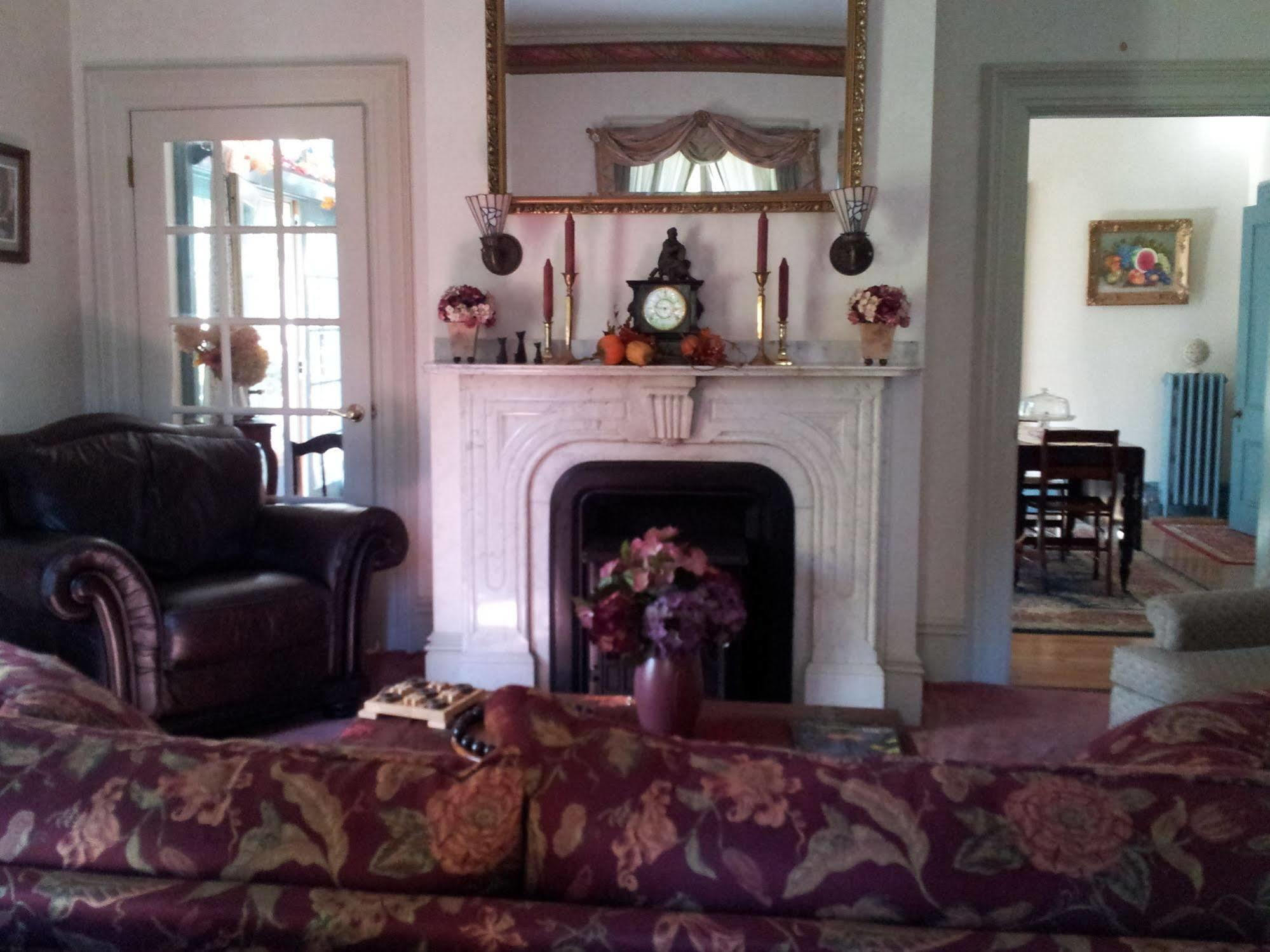 Bed and Breakfast 1868 Crosby House Brattleboro Esterno foto